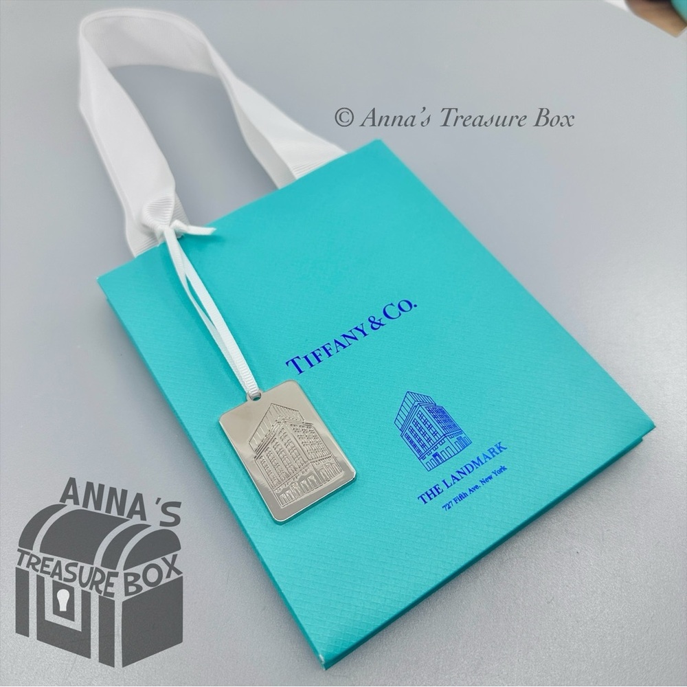 Tiffany & Co. Limited Edition Shopping Bag And Silver Color Landmark Charm
